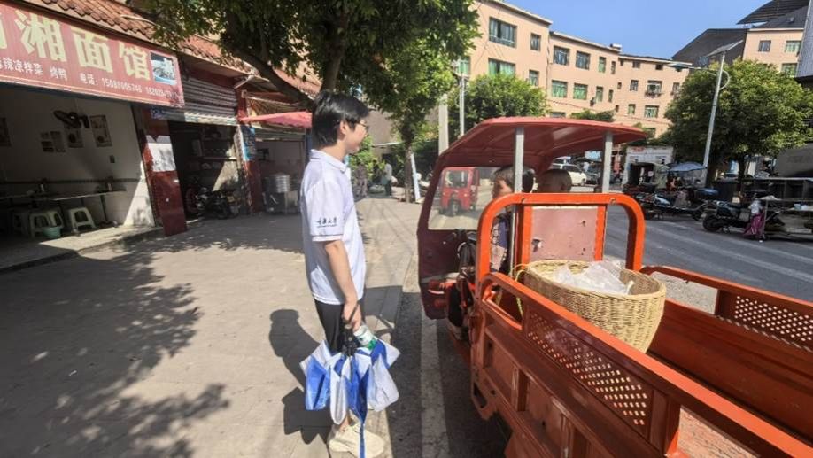图片包含 户外, 建筑, 男人, 卡车AI 生成的内容可能不正确。