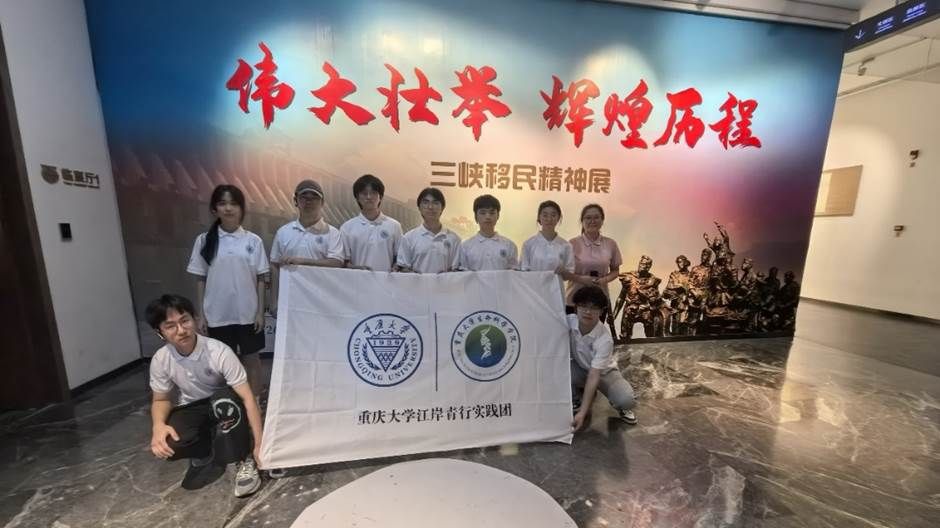 一群人站在涂鸦墙前AI 生成的内容可能不正确。